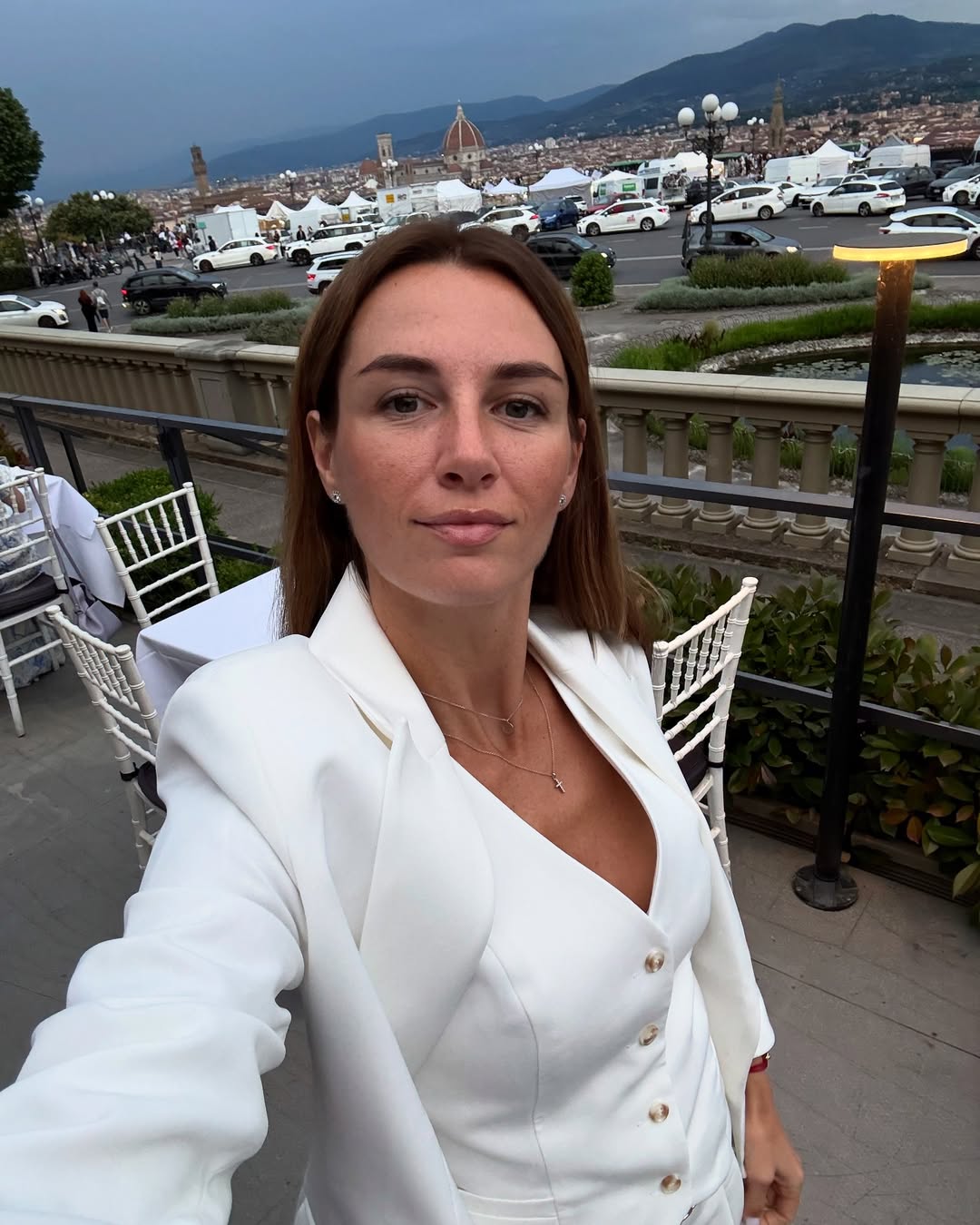 Костюмный жилет - новый тренд весны 2025: как его носит жена Решетника